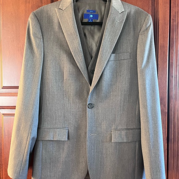 Egara Charcoal Gray Men's Suit